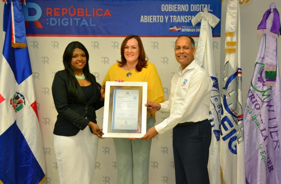 OPTIC y DIGEIG entregan certificaciones al Ministerio de la Mujer