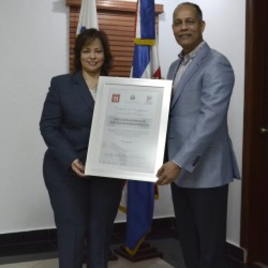 Director general de la OPTIC entrega certificados a ITLA y Contrataciones Públicas