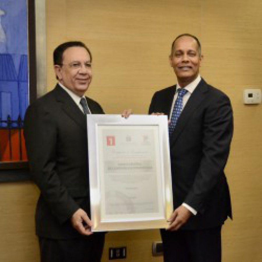 Director general de la OPTIC entrega certificados a primeros lugares del Índice de Implementación de TIC y Gobierno Electrónic