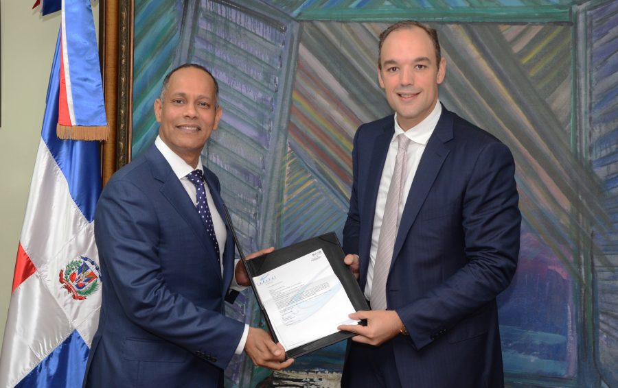 Indotel entrega a OPTIC resolución autoriza operar Unidad Registro de Firma Digital. Director OPTIC afirma medida constituye avance en el proyecto República Digital