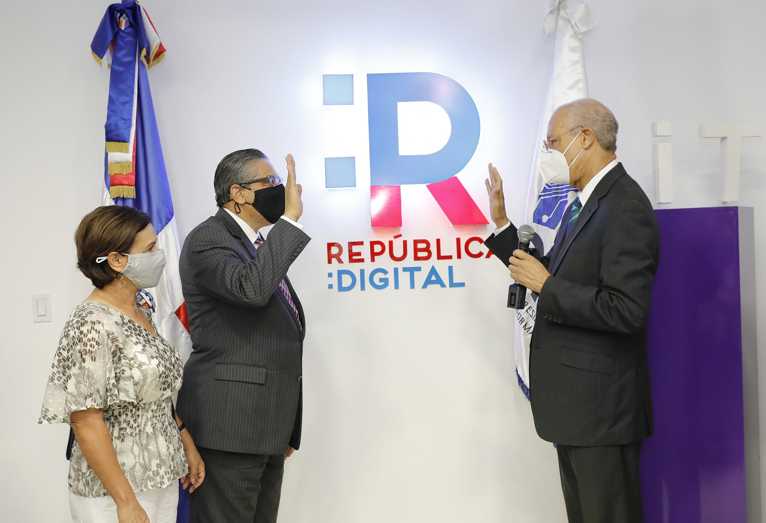 Presidencia juramenta nuevo director de OPTIC