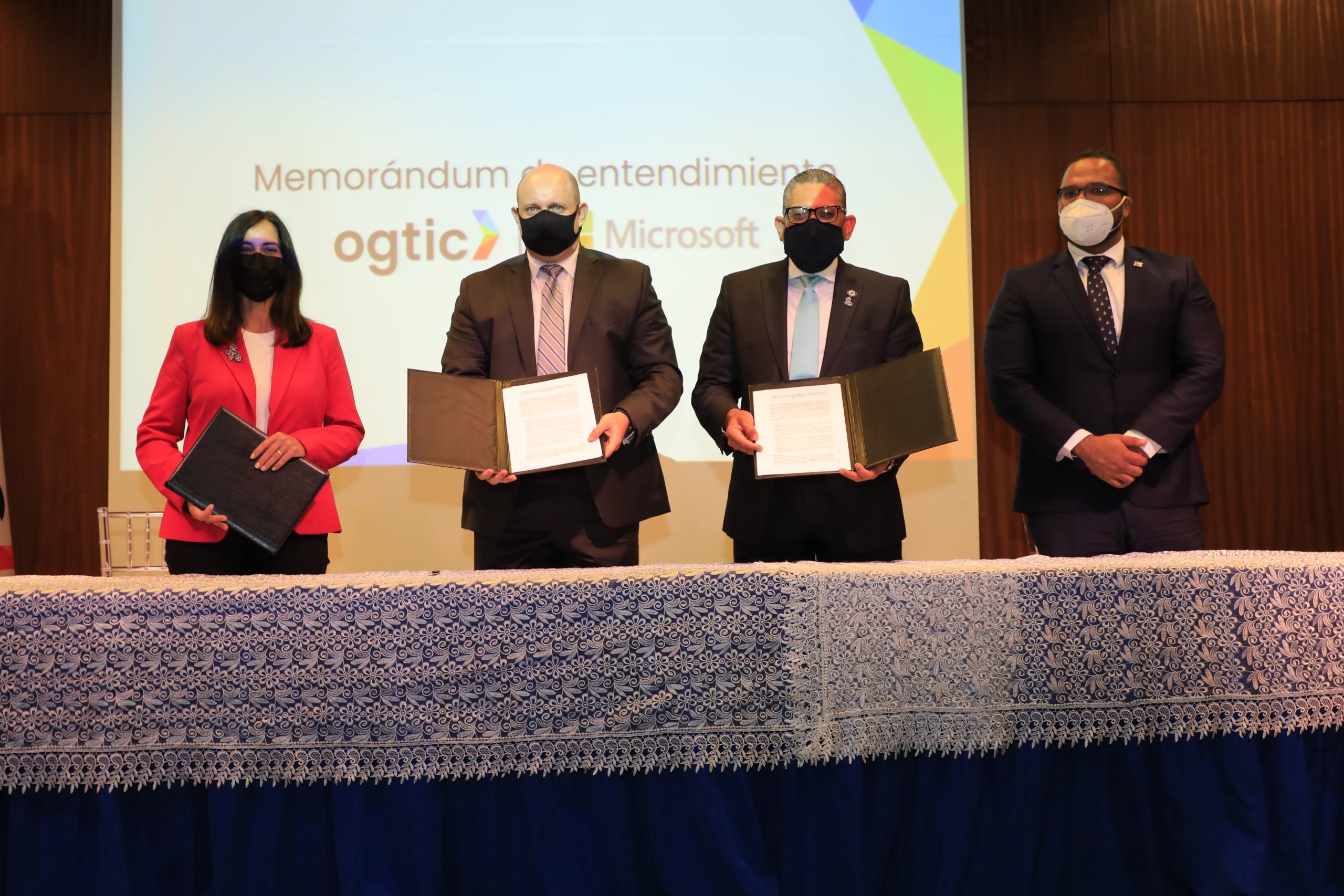 OGTIC y MICROSOFT firman memorándum de cooperación mutua.