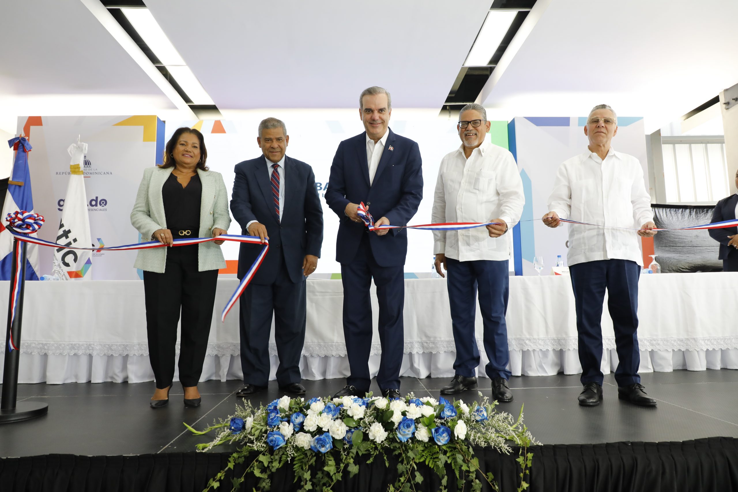 Presidente Luis Abinader inauguró Punto GOB Expreso, en la Parada de la Cultura de Santo Domingo Este.