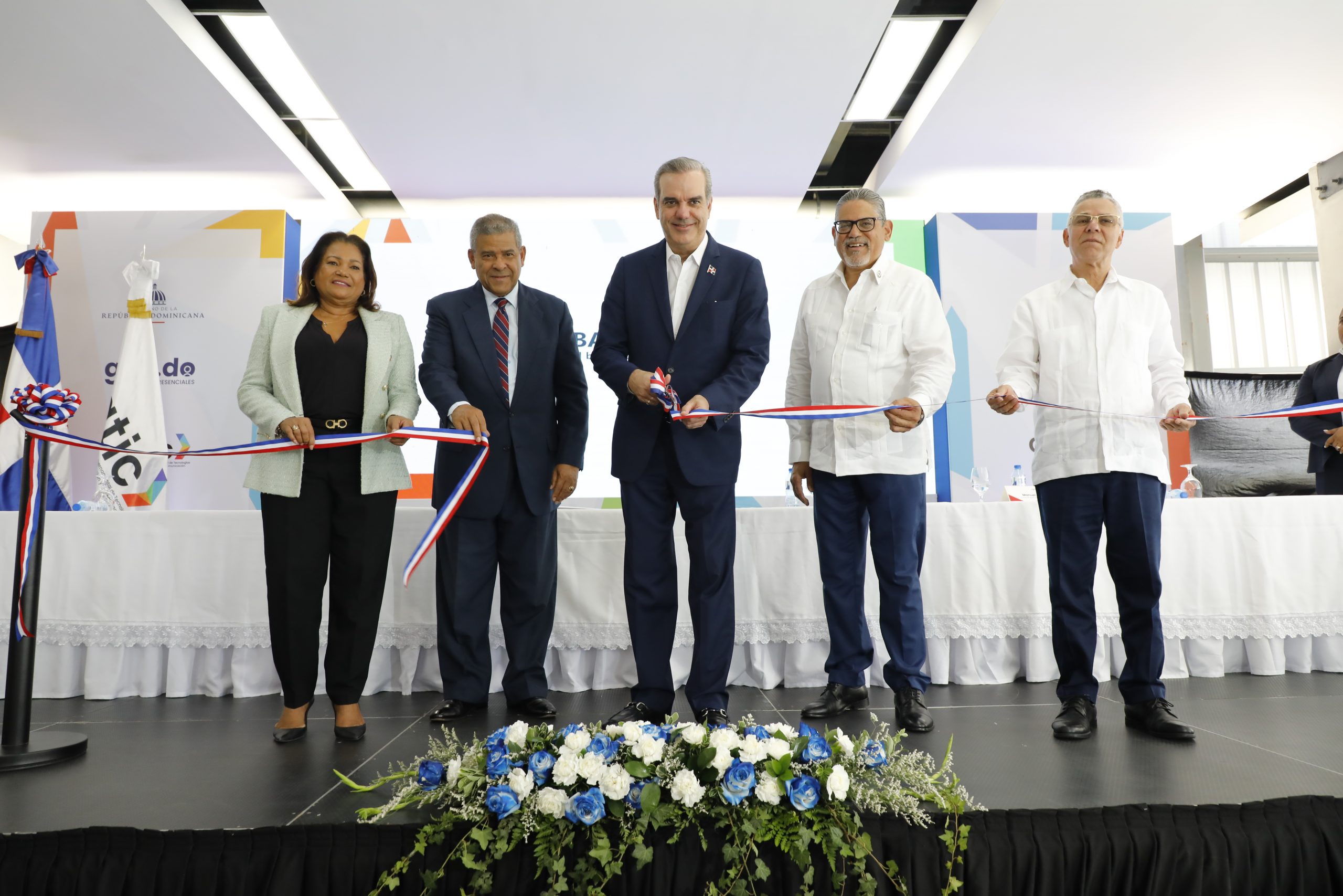 Luis Abinader inauguró Punto GOB Expreso