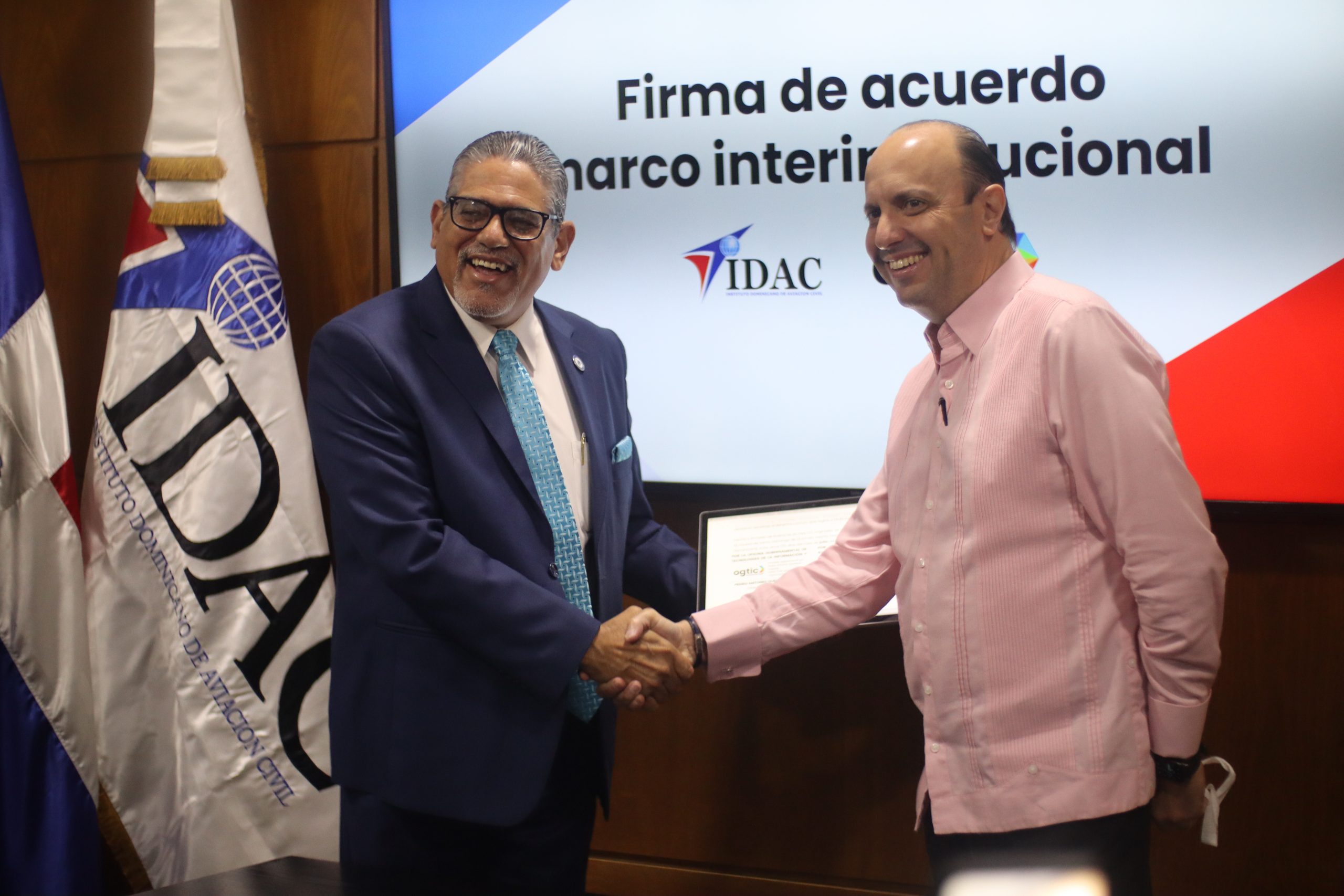 La OGTIC y el IDAC firman acuerdo de cooperación interinstitucional.