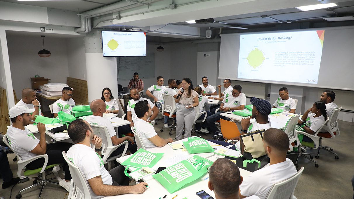 OGTIC instruye en metodología sobre pensamientos de diseños en innovación a colaboradores del Banco Agrícola