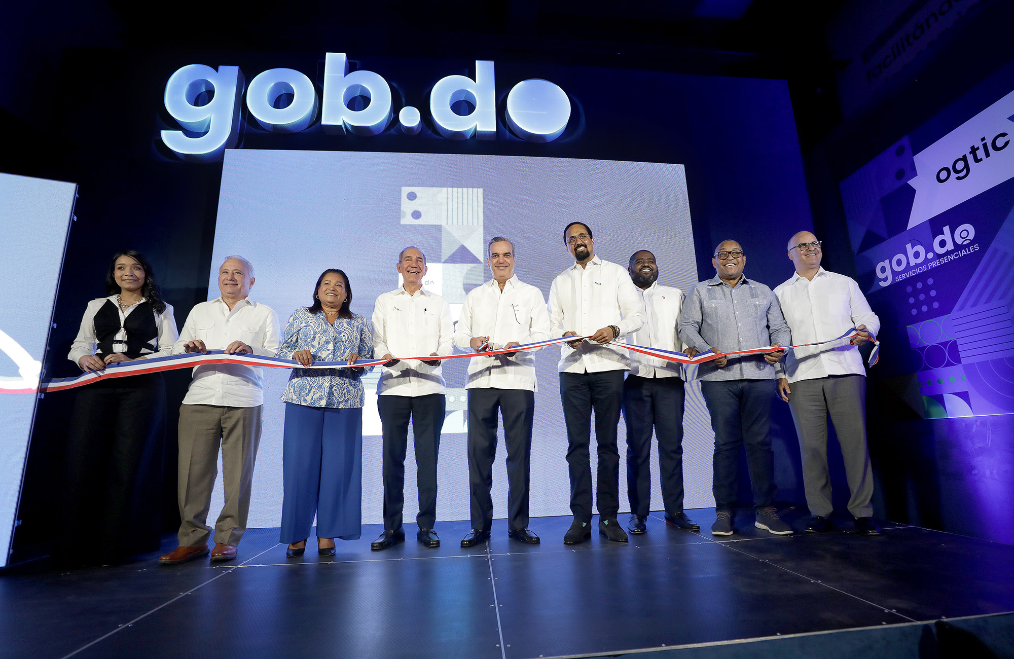 Presidente Abinader apertura nuevo “Punto GOB Occidental Mall” que impactará a más de un millón de ciudadanos de SDO