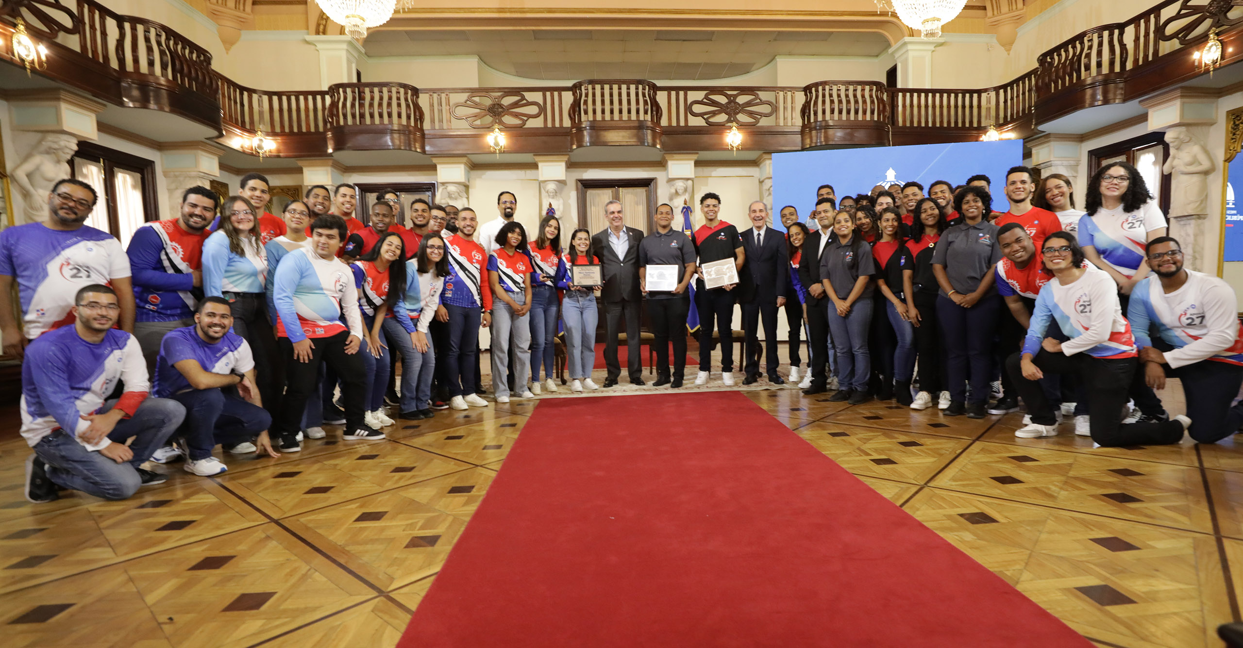 Presidente Luis Abinader recibe equipo Apolo 27 de INTEC tras premios otorgados por la NASA