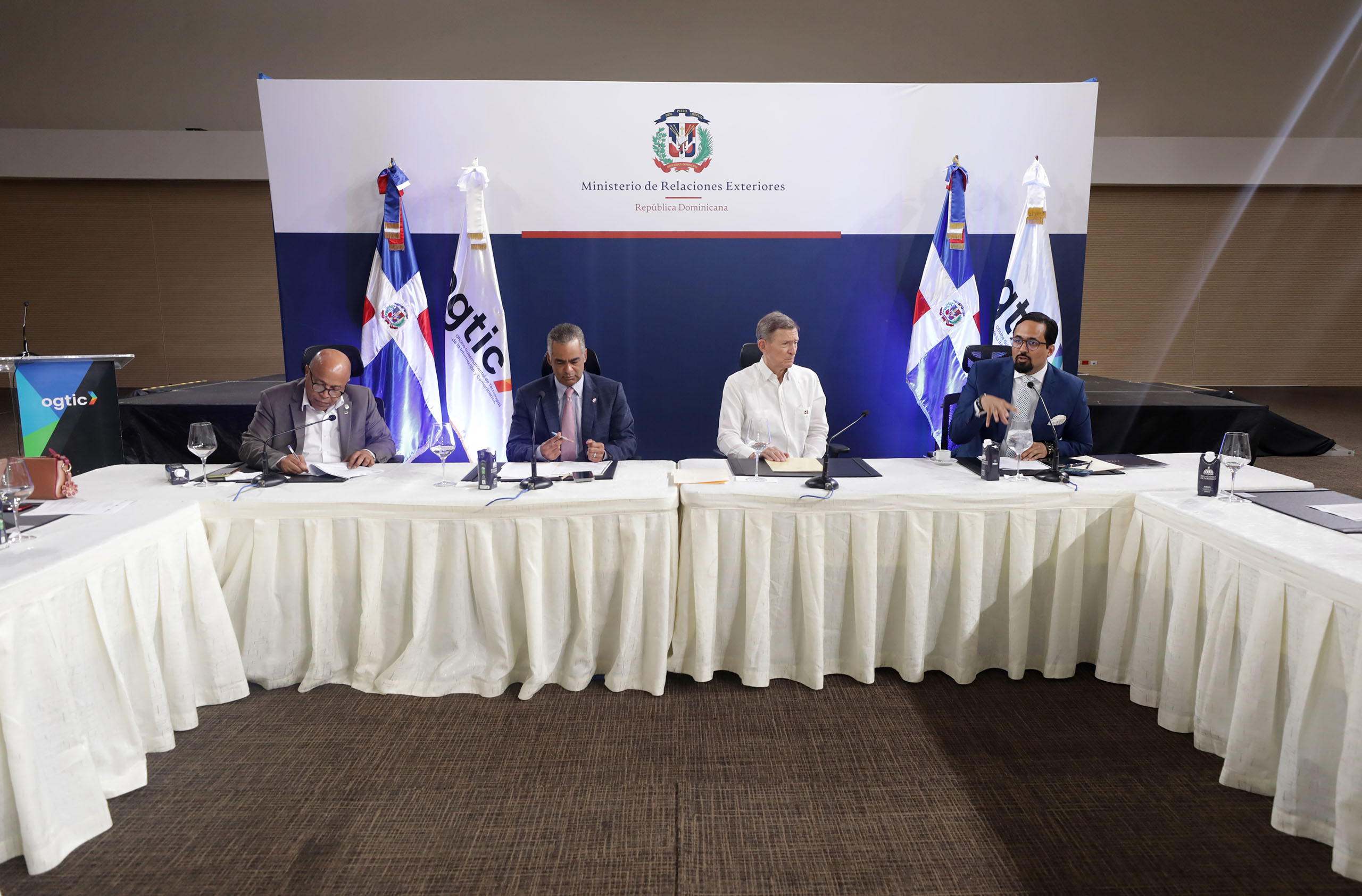OGTIC y Gabinete de Innovación guían primeros pasos para la creación de la Estrategia Nacional de Inteligencia Artificial