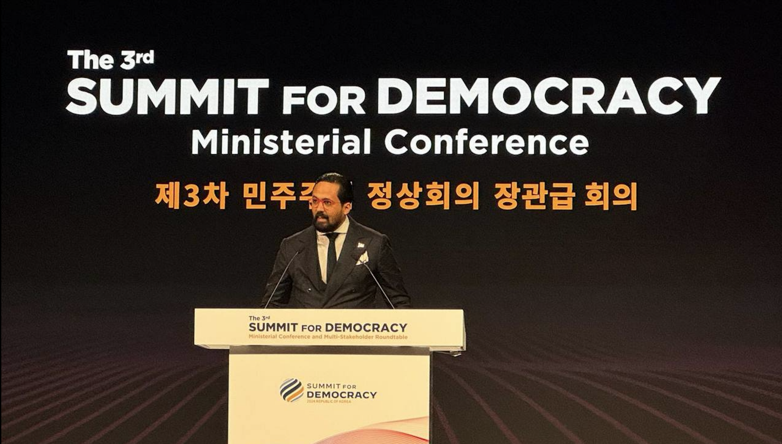 Bartolomé Pujals expone sobre el rol inteligencia artificial en materia gubernamental en la Tercera Cumbre de la Democracia