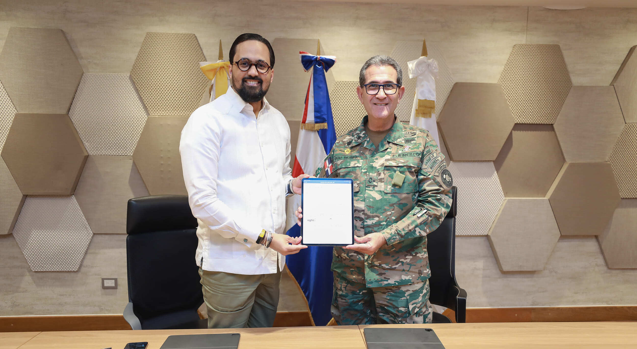 Ministerio de Defensa firma convenio marco con la OGTIC para integrar firma digital y reducir costos operativos por más de 14 millones.
