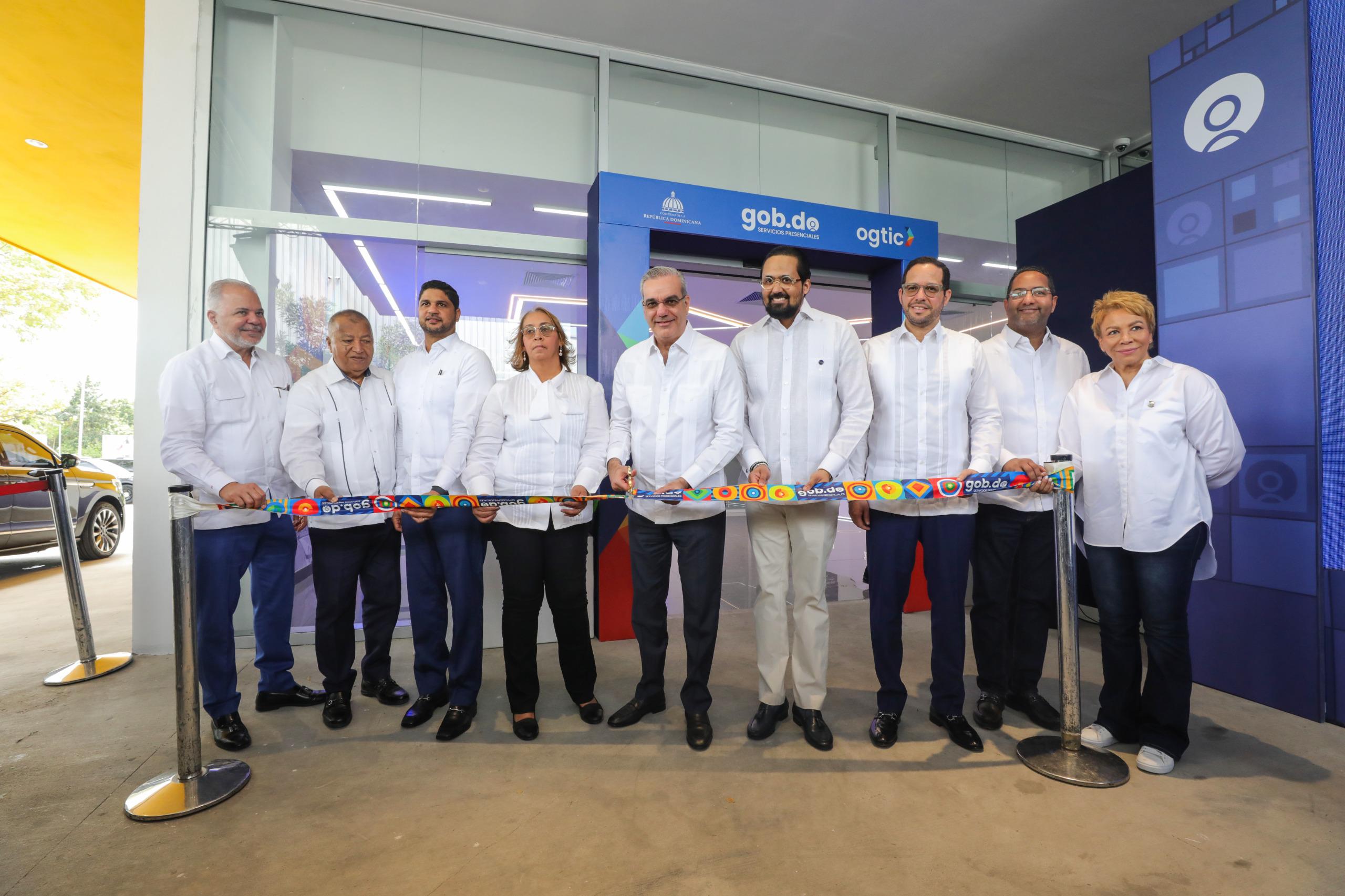 Presidente Luis Abinader inaugura un nuevo Punto GOB en San Cristóbal