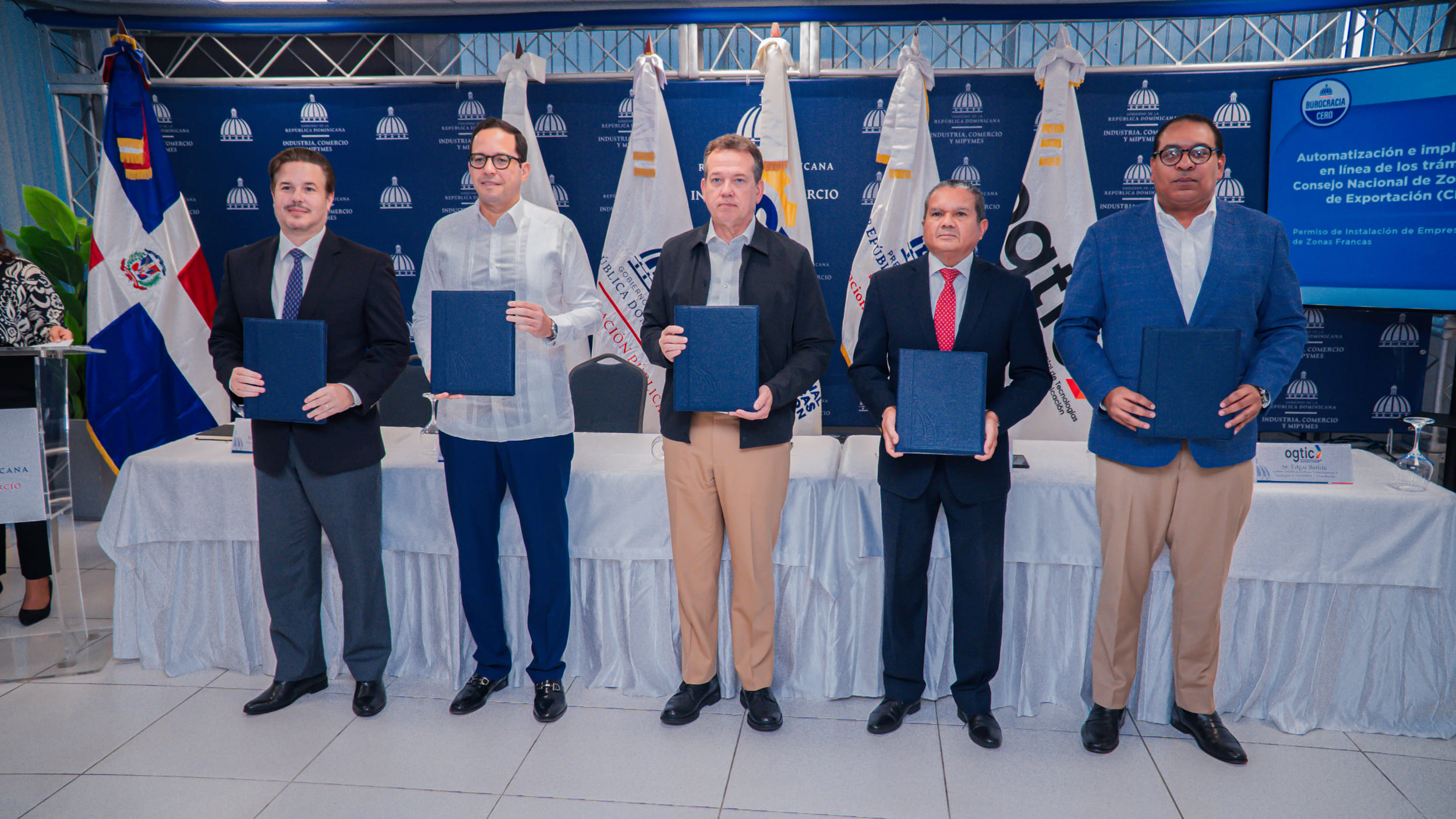 Firman acuerdo interinstitucional para permisos de empresas en parques de zonas francas