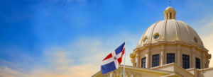 Bandera de la República Dominicana frente a la cúpula del Palacio Nacional